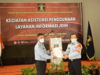 Kakanwil Kemenkumham Sulsel Serahkan Penghargaan Menkumham Pada 13 Anggota JDIH DI Sulawesi Selatan