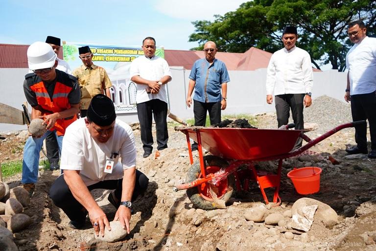 Kakanwil Taufiqurrakhman Letakkan Batu Pertama Pembangunan Masjid Kanwil Kemenkumham Sulsel3