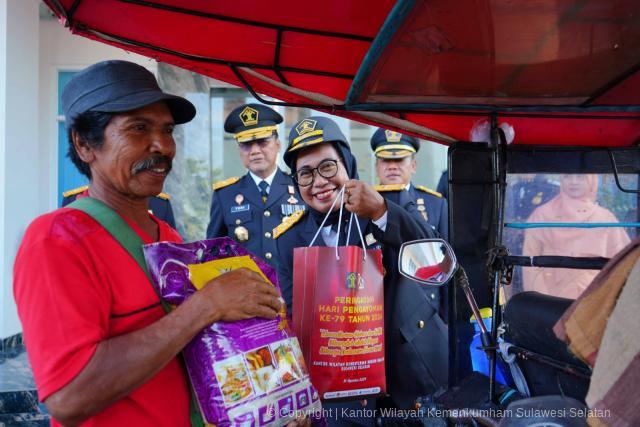 Kanwil Kemenkumham Sulsel Bagikan Paket Sembako Kepada Masyarakat