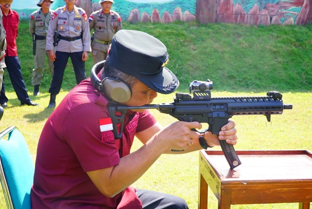 Kanwil Kemenkumham Sulsel Gandeng Brimob Polda Sulsel Latih Petugas Jaga Menembak1