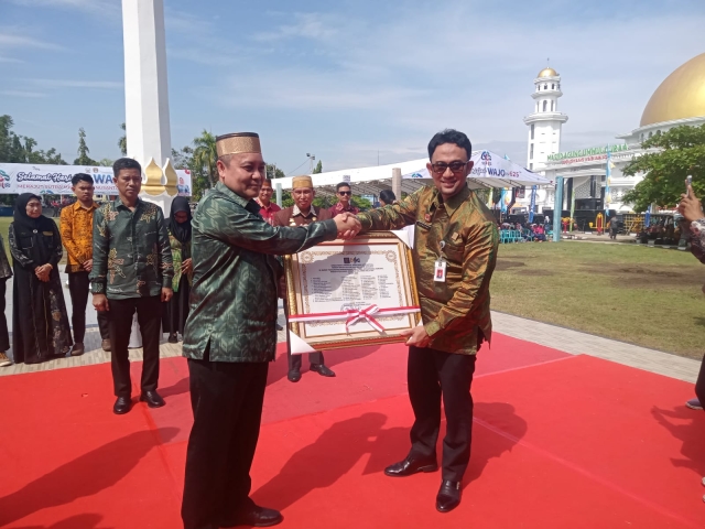 Kemenkumham Sulsel Serahkan 50 Pencatatan KI Komunal pada HUT Kabupaten Wajo