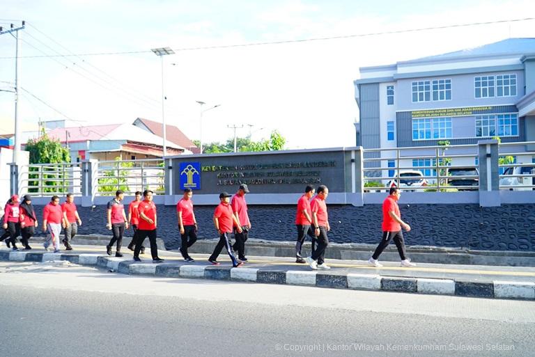 Pegawai Kanwil Kemenkumham Sulsel Ikuti Gerak Jalan Bersama Dengan Penuh Semangat4