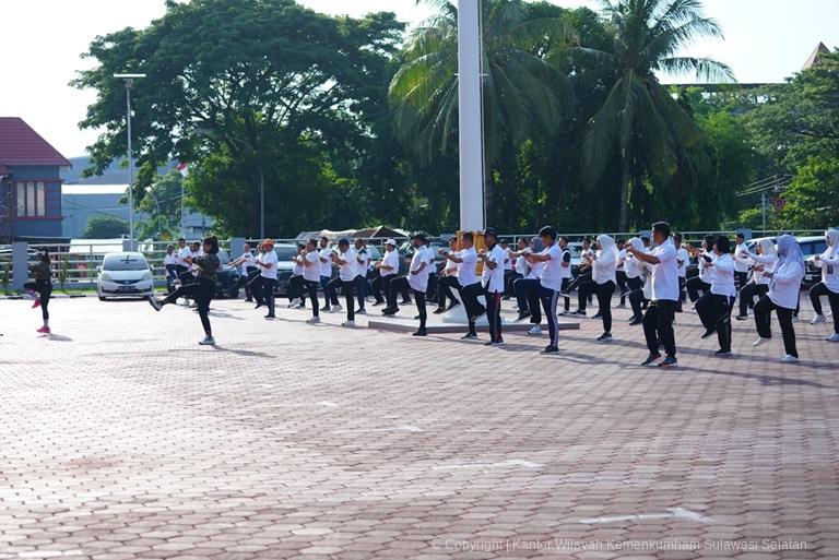 Pegawai Kanwil Kemenkumham Sulsel Ikuti Olahraga Bersama Dengan Rileks3