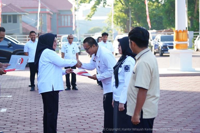 Plt. Kakanwil Kemenkumham Sulsel Beri Penghargaan Pegawai dan PPNPN Teladan