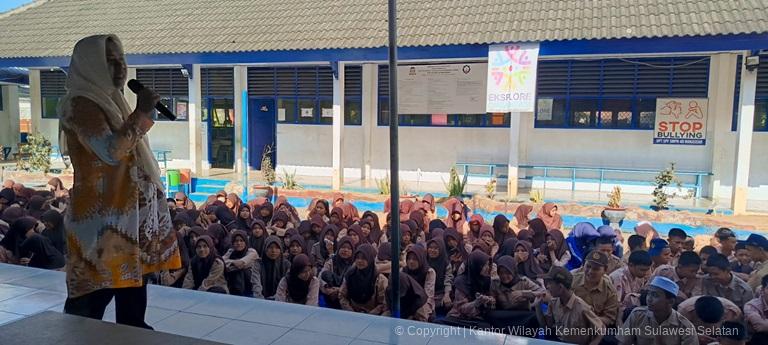 Tingkatkan Kesadaran Hukum Bagi Pelajar Kanwil Kemenkumham Sulsel Gelar Penyuluhan Hukum Kepada Para Pelajar SMPN 48 Makassar